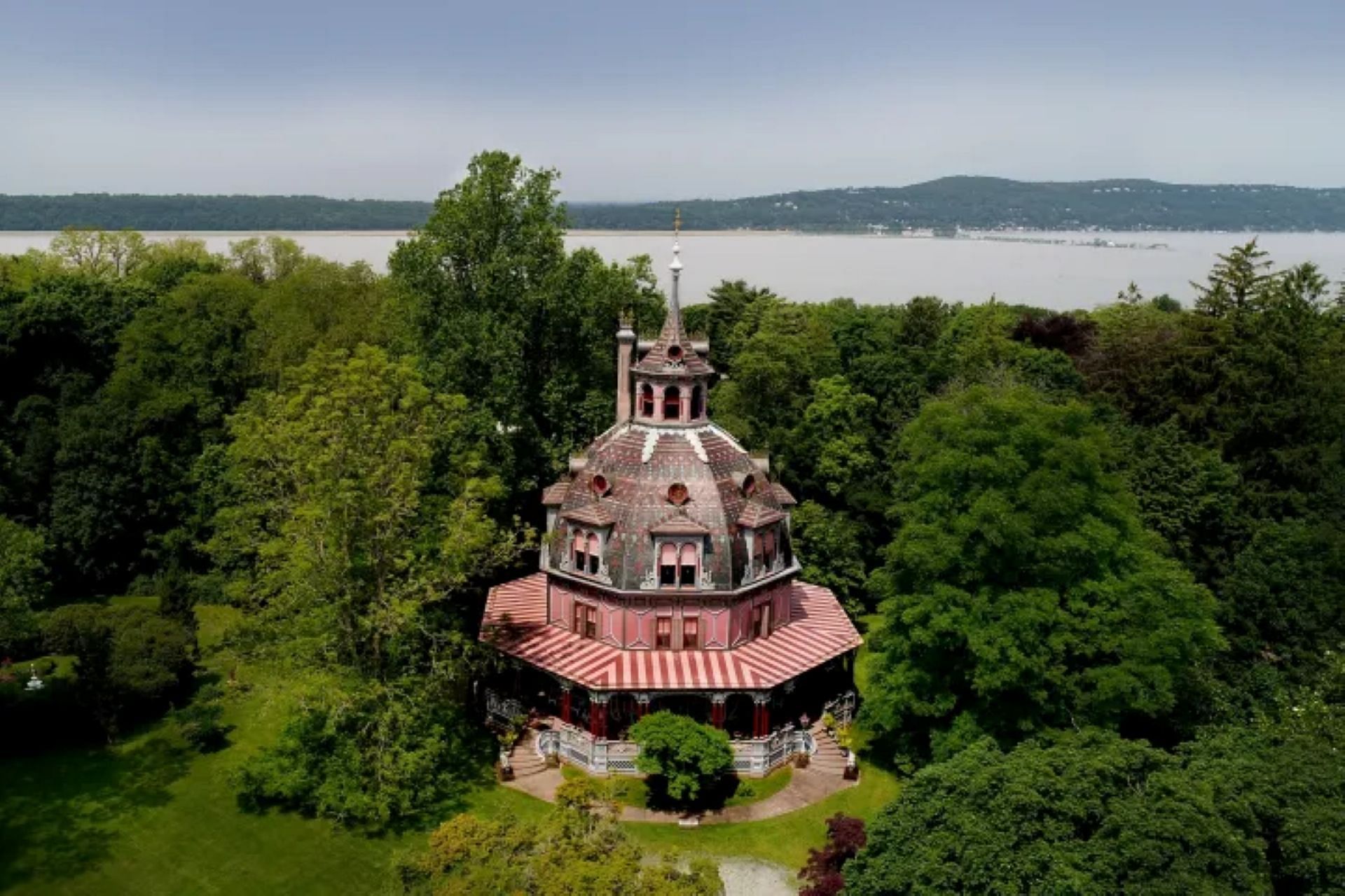The Armour-Stiner Octagon House (Image via armourstiner.com)
